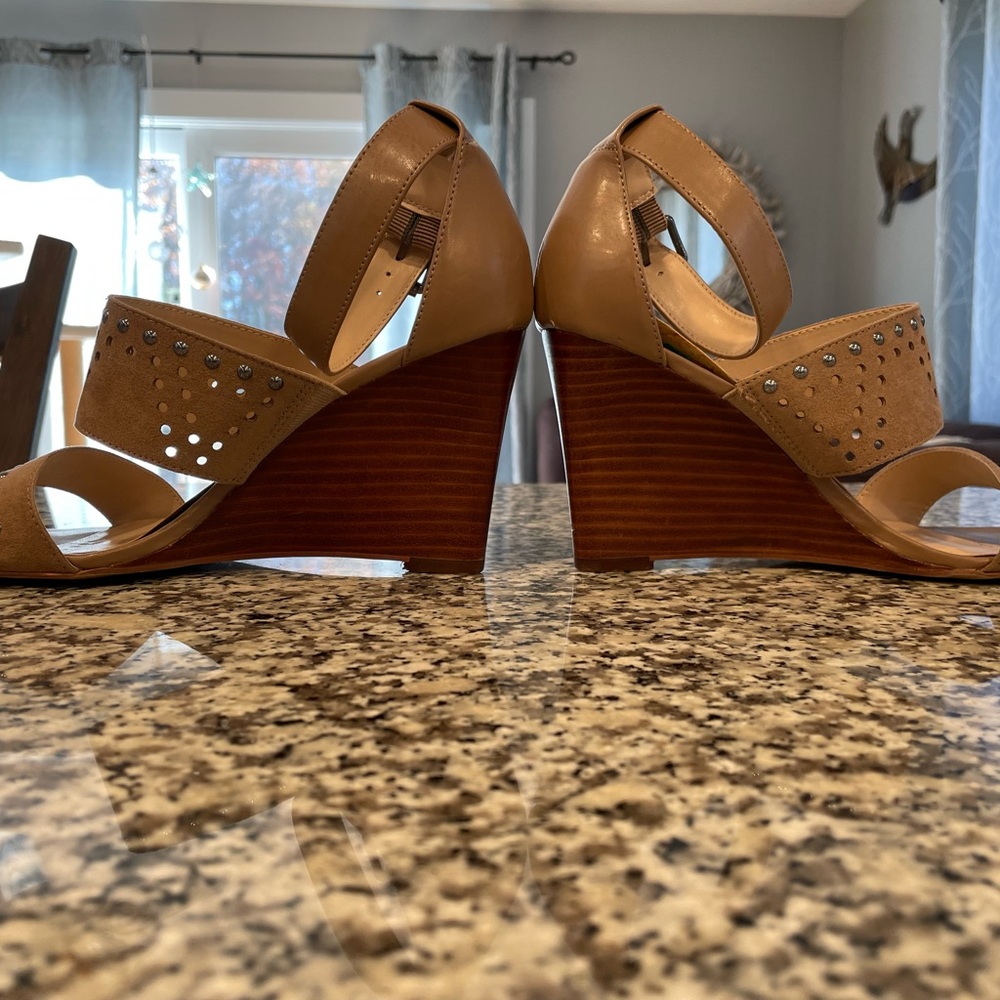 Nine West size 7 wedge sandal